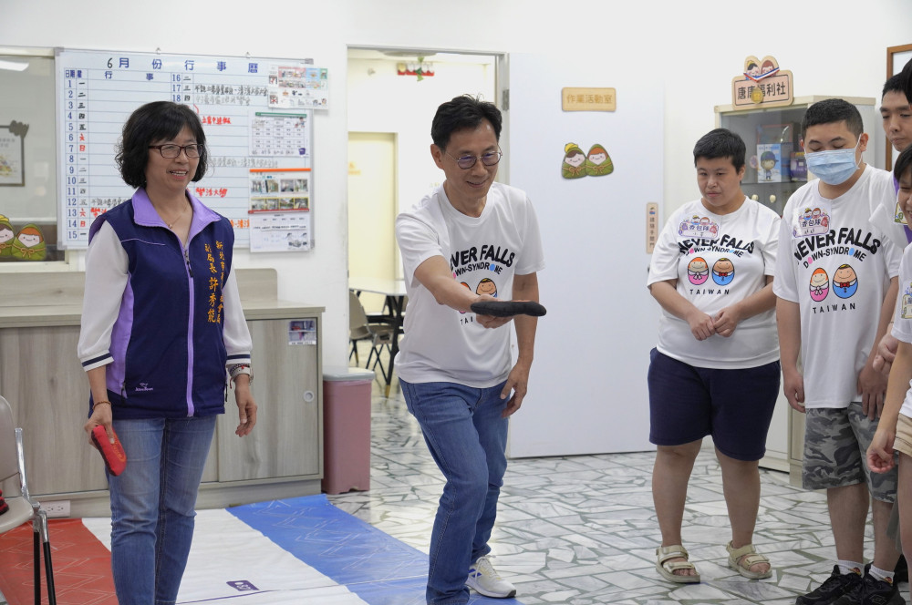 新北舉辦「袋走熱量、粽情共融」活動　新莊中港小作所與社區長輩PK布袋球