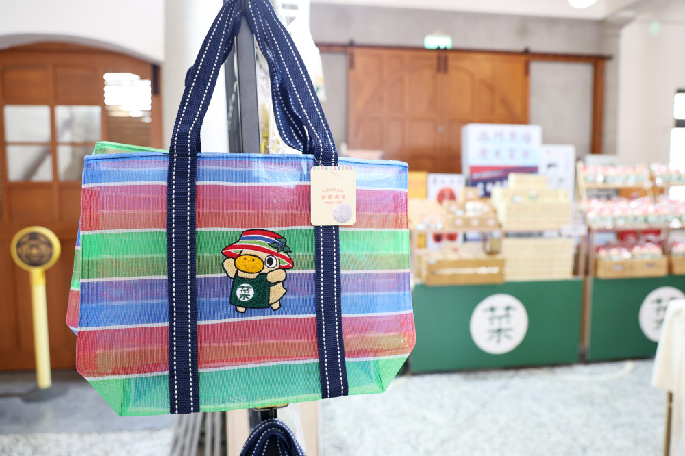 菜奇鴨、夜奇鴨授權商品開賣 百年西市場掀搶購熱潮