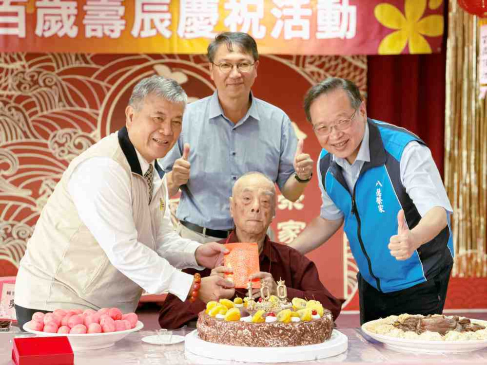 八德榮家歡慶蘇健庭伯伯百歲壽誕　輔導會副主委頒贈壽屏戴上金壽桃