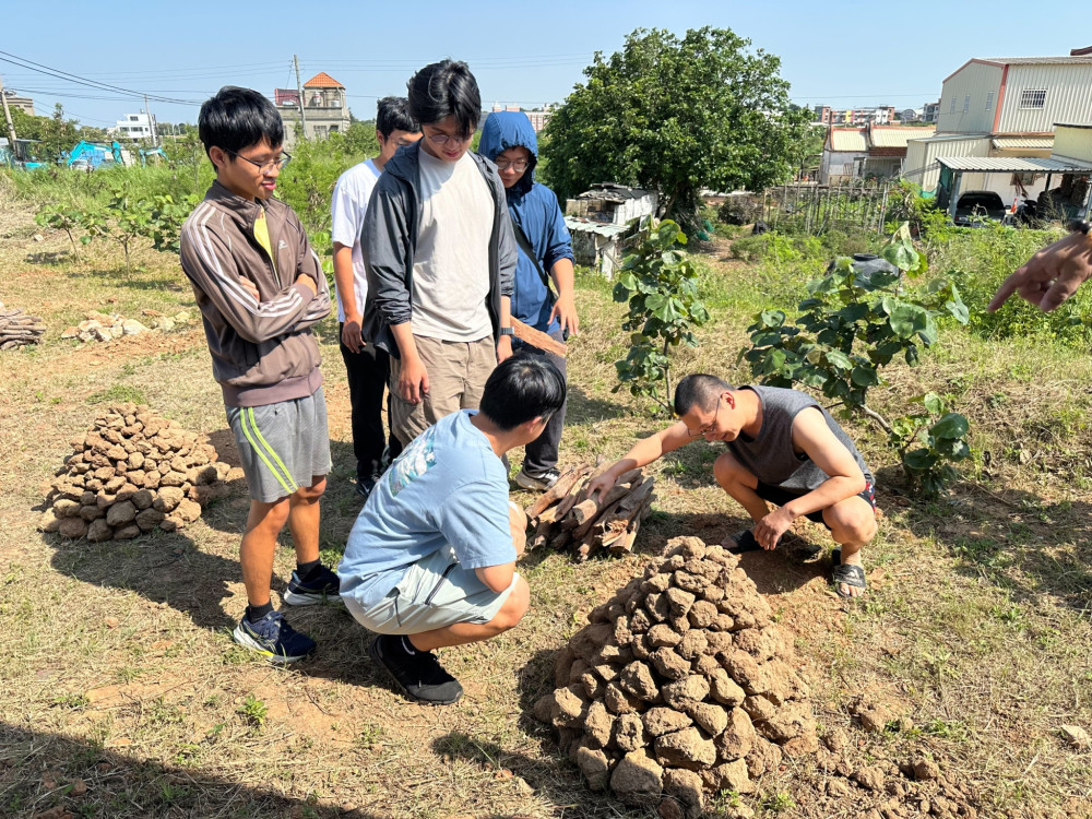 金門大學教職員生走讀何厝  體驗文化 學感恩