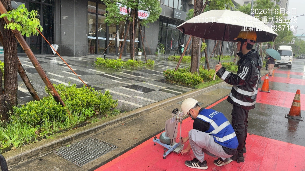 雨天行車減速慢行防打滑　交通局：紅色鋪面防滑係數符合規定