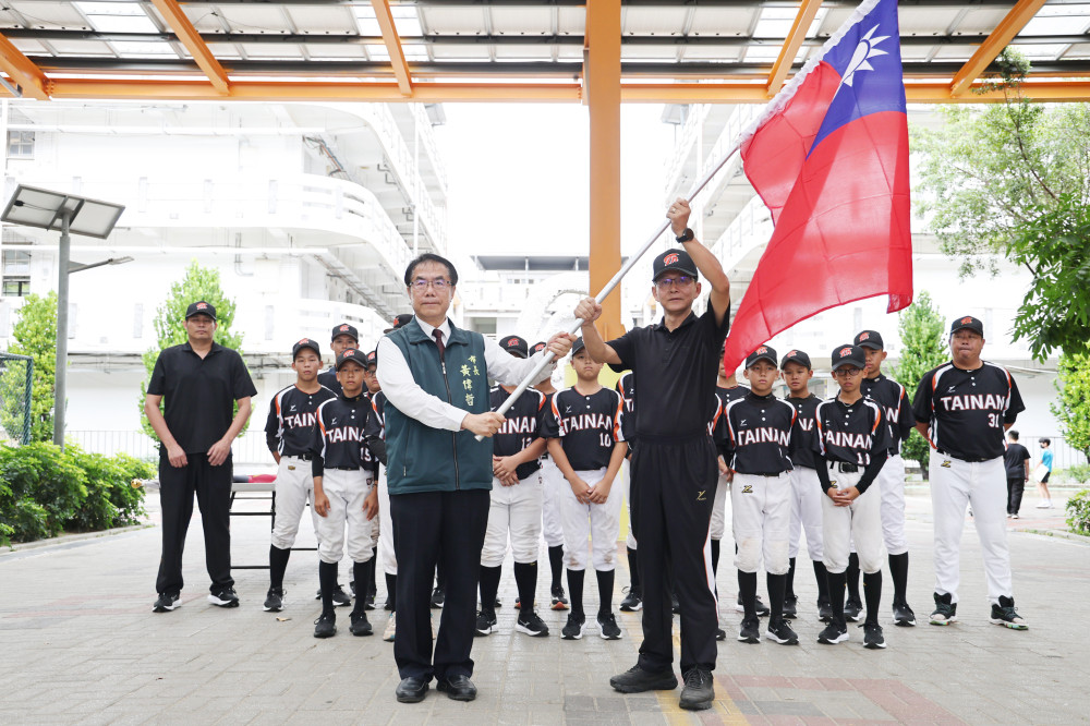 台南市少棒代表聯隊出征亞太區少棒錦標賽 黃偉哲授旗鼓勵
