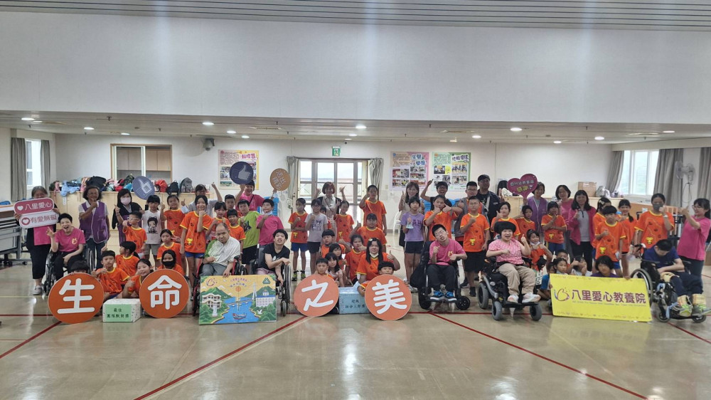 八里愛心教養院院生與學童攜手完成友誼拼圖　屯山國小一日身障體驗營實踐共融交流