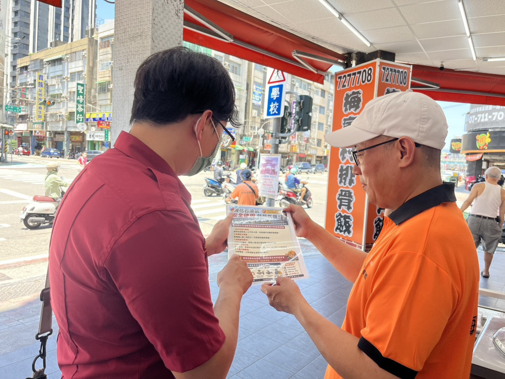 節日安檢不鬆懈！苓雅消防端午出擊  全面體檢小吃店瓦斯
