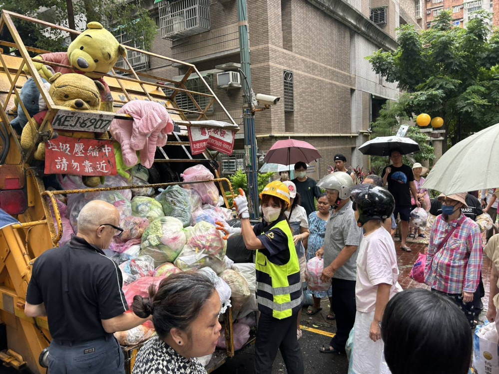 「巴威」颱風過境 桃園環保局全體動員恢復市容  並籲民眾落實巡倒清刷防登革熱   