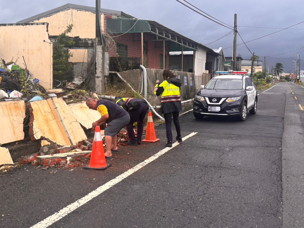 強風吹垮圍牆阻路！枋寮警徒手清運守護用路安全