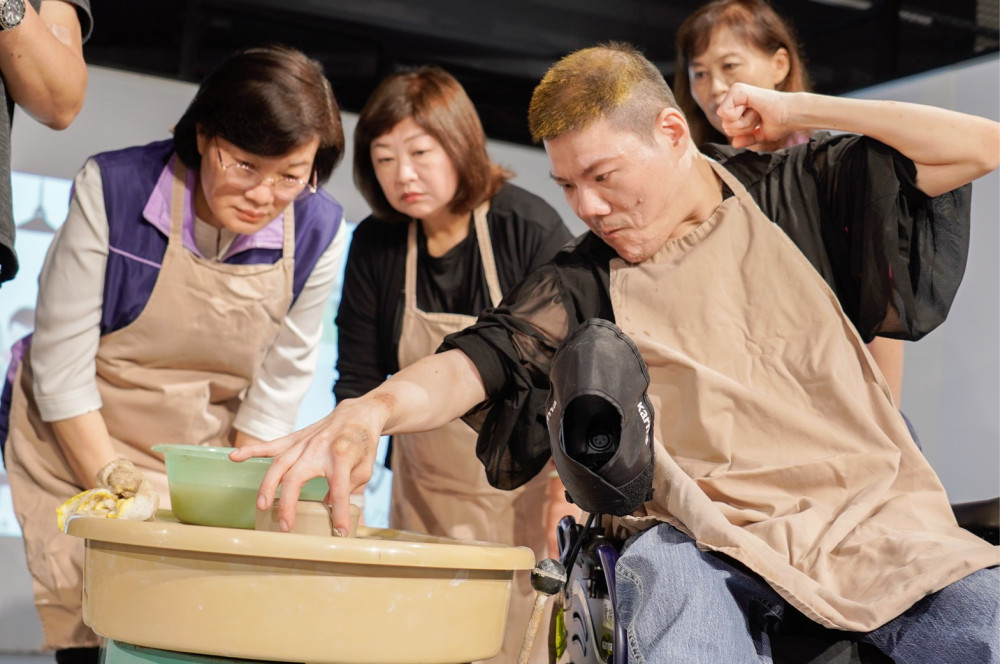 感受陶土與生命交織的故事　八里愛心教養院《陶藝.淘意》特展即日起正式展出