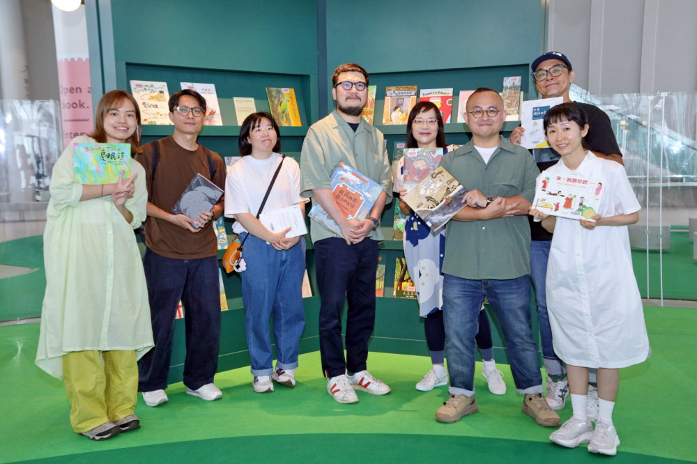 25位臺灣知名插畫家作品齊聚綠美圖 中市圖10週年「散步森林」展療癒開展
