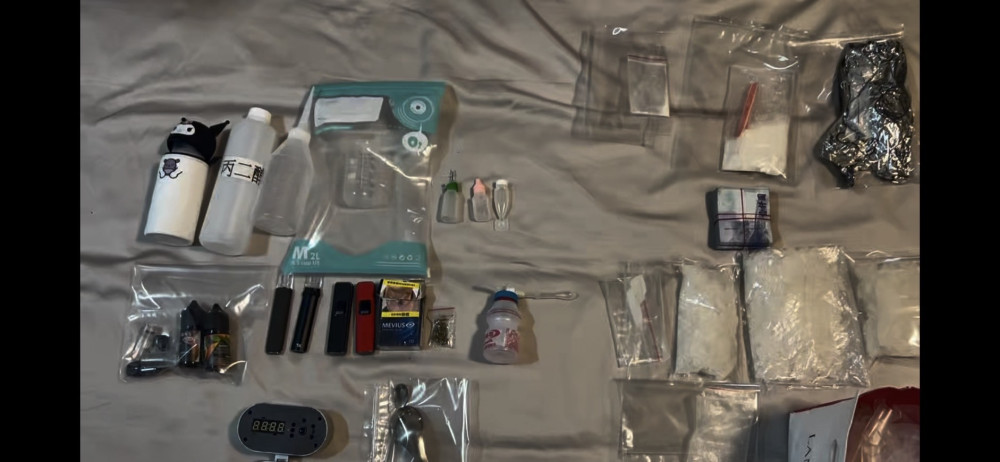 高雄警安居專案溯源緝毒　刑大破獲依托咪酯分裝據點查扣大批毒品