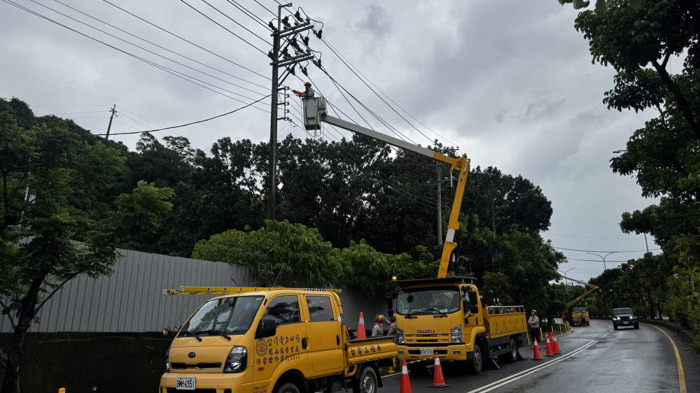 巴威強風供電受創！台電鳳山搶修不停歇　94％住戶已復電