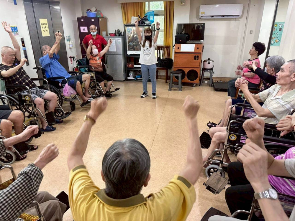彰化榮家感謝網紅教練葉嘉淇帶領養護長輩活力律動健康