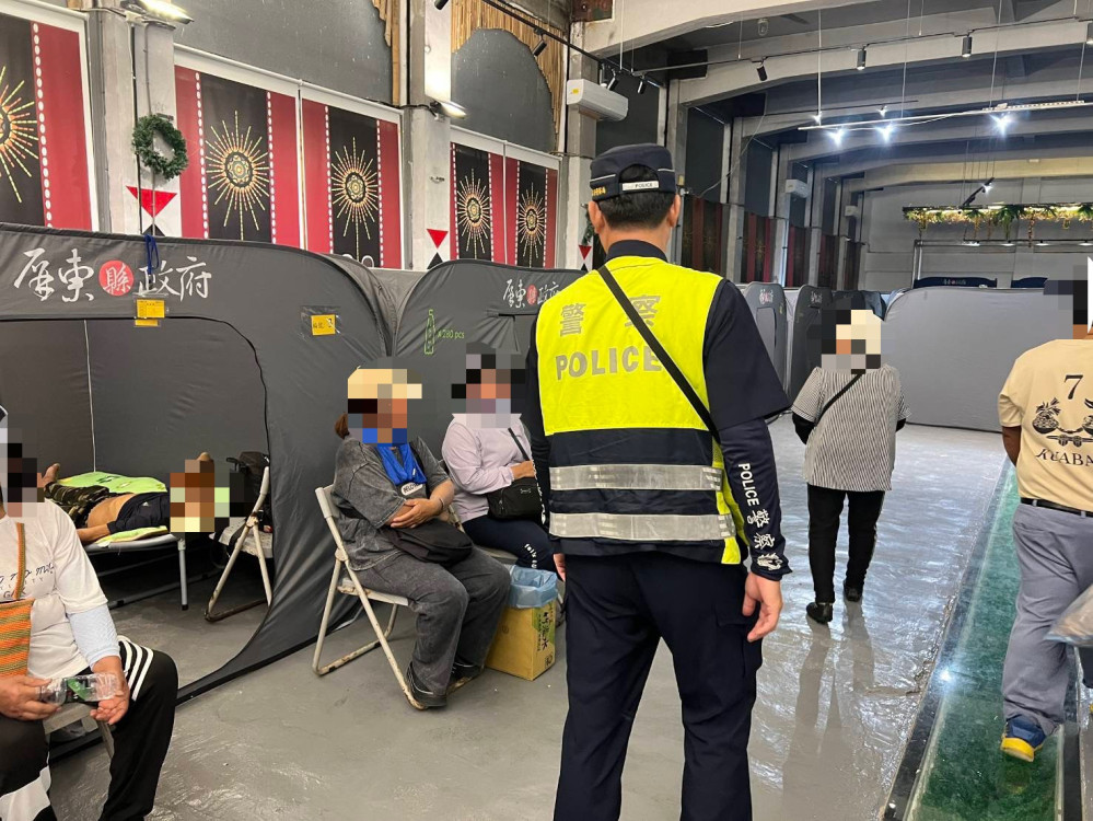 巴威颱風逼近　枋寮警深入士文部落協助預防性撤離