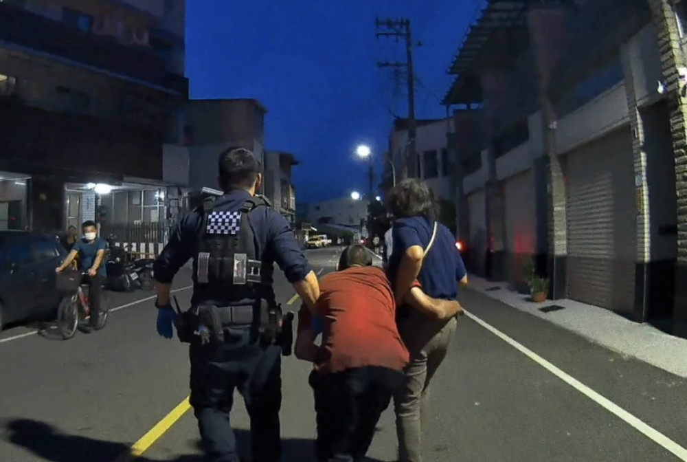 阿蓮警巡邏即刻救援　獨居男醉倒路旁平安返家