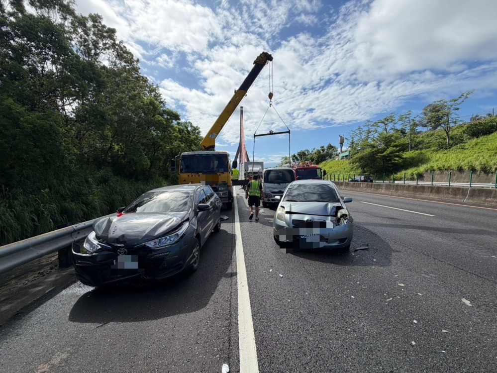 國3燕巢段5車連環撞！大貨車疑未保持車距釀3人受傷