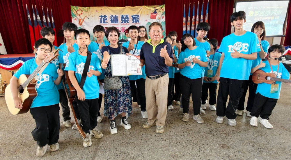 青銀共融音樂傳愛 凡星樂團關懷花蓮榮家  感動人心