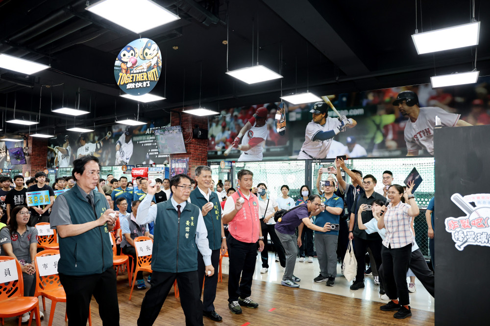 台南市長黃偉哲為青春開球　台南暑期青春專案棒壘球趣味賽熱力登場