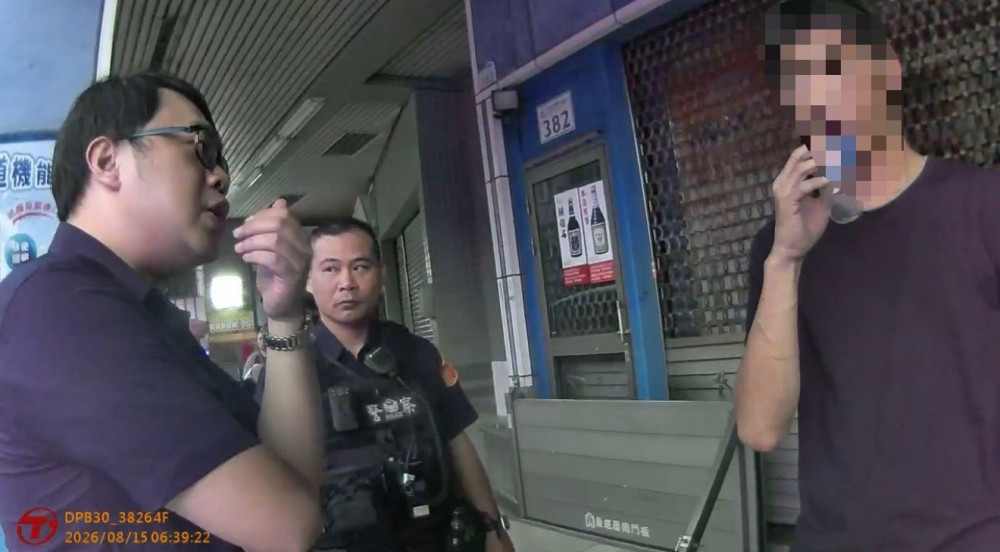 男子清晨連撞小貨車2次　鳳山警驚覺不對勁搜出毒品及13.9萬元現金
