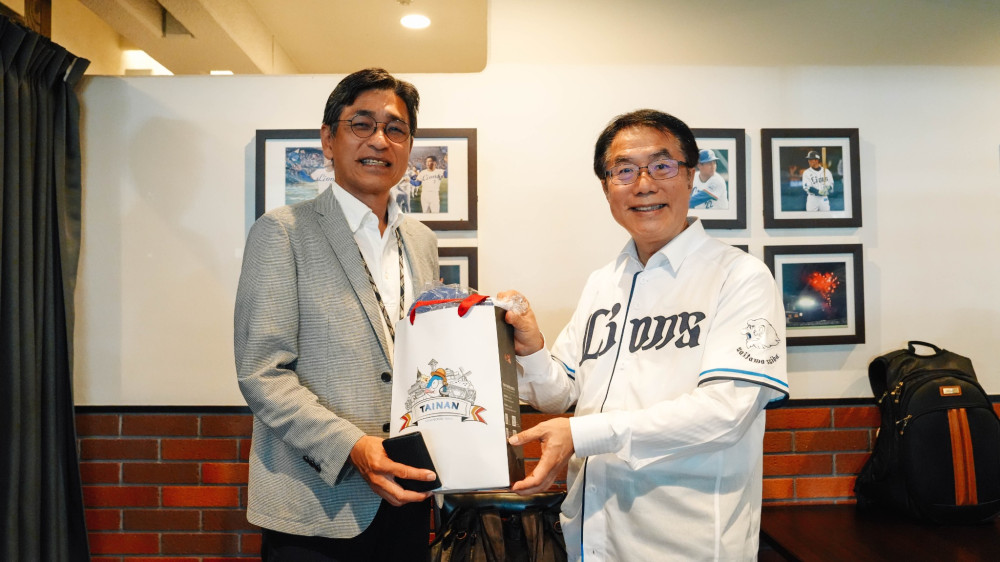 黃偉哲赴日會埼玉西武獅　攜手職棒賽事推廣臺南觀光