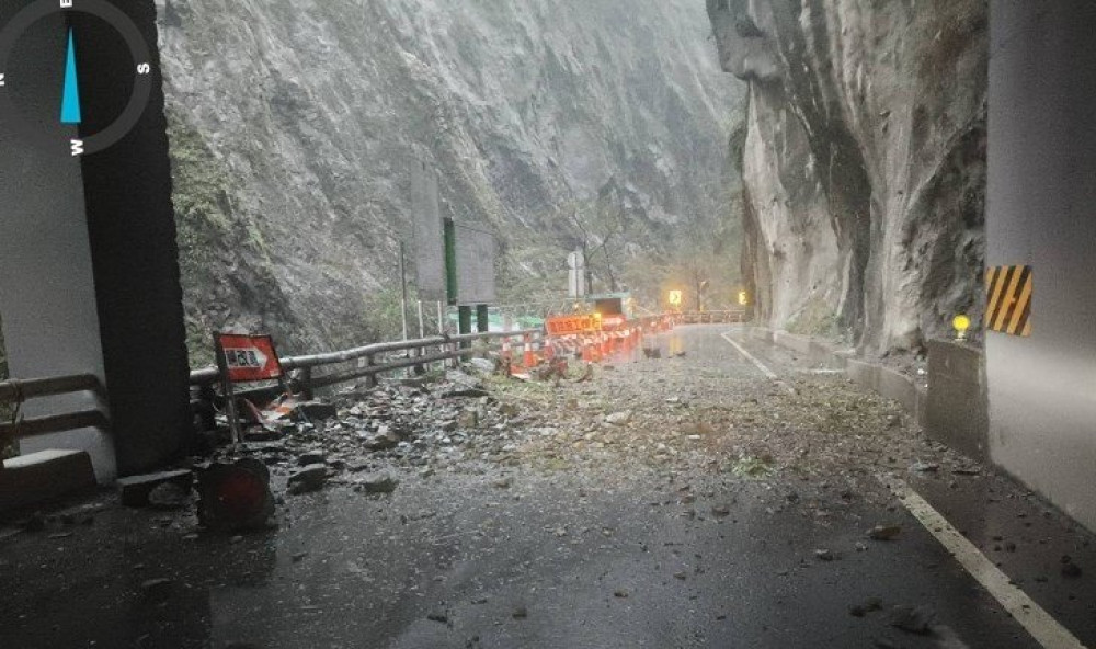 快訊|雨勢未歇山區危險！台20線多處坍方　公路局提醒非必要別進山