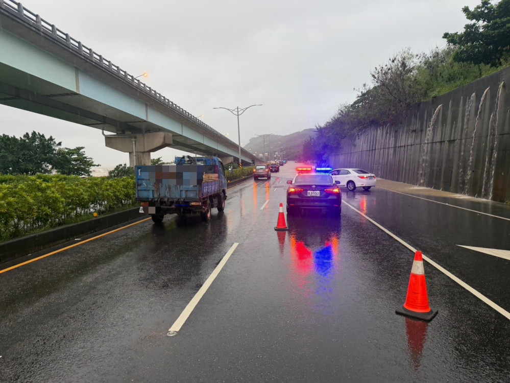 台1線枋山路段暴雨積淹水　枋寮警方緊急調撥車道、引導替代路線