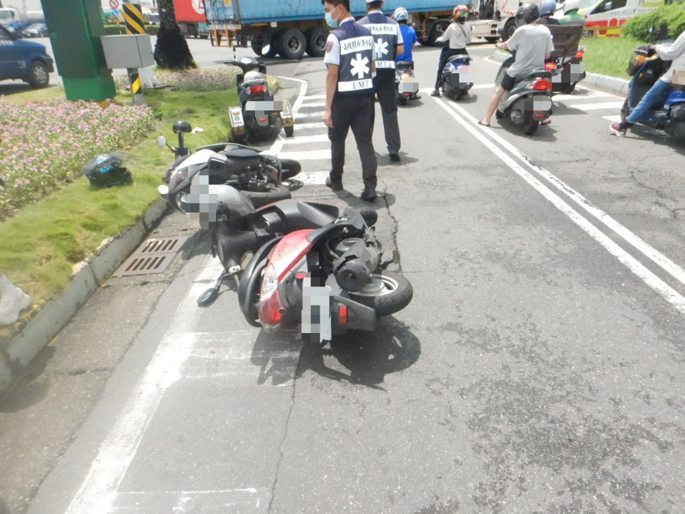 前鎮男騎車疑突暈眩失控 「向左飄」釀碰撞4人受傷
