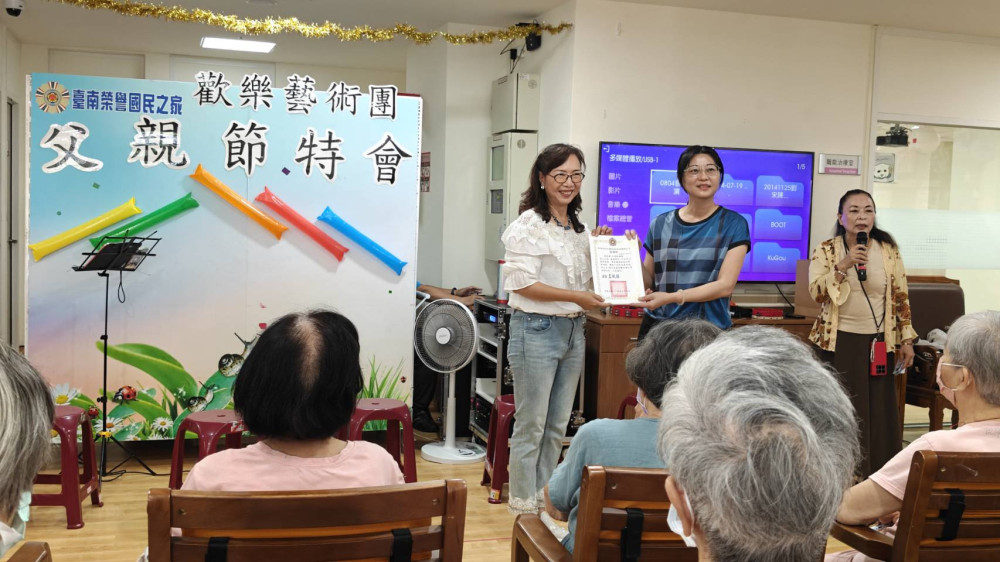 臺南榮家幸福父親節特會 萌娃非洲鼓×社區團體攜手歡慶
