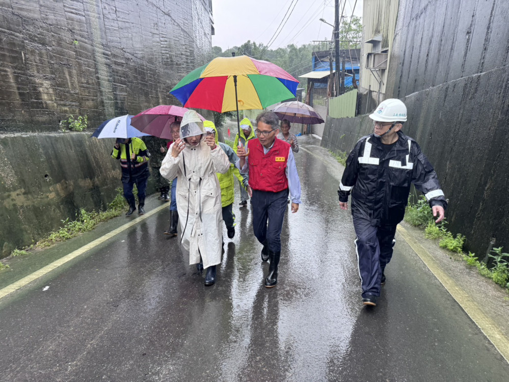 豪雨狂襲高雄雨量破500毫米　賴瑞隆赴田寮、阿蓮、路竹掌握災情