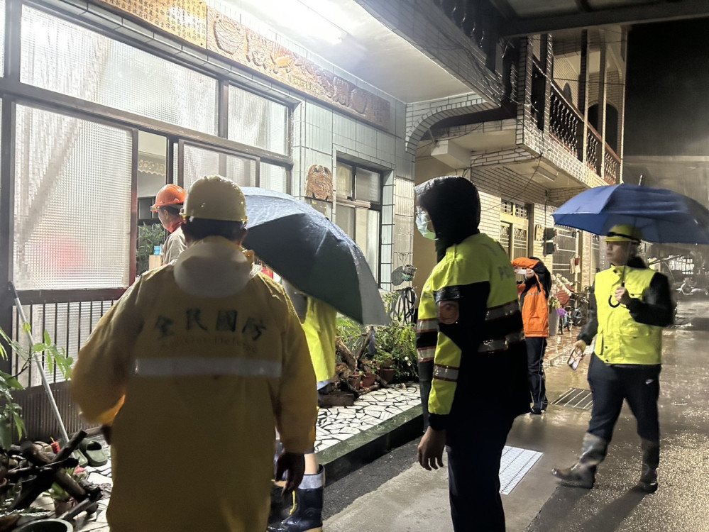 南台灣豪雨狂炸！枋寮警深夜撤離138人　87人安置避險
