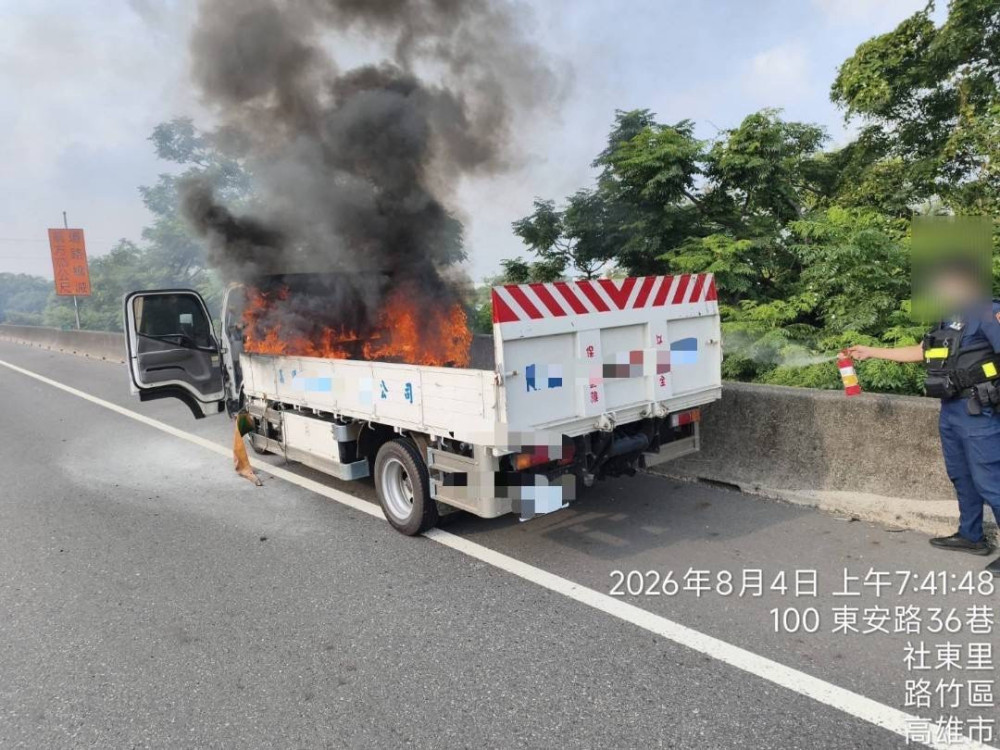 國1路竹段驚傳火燒車！小貨車行駛中冒煙自燃