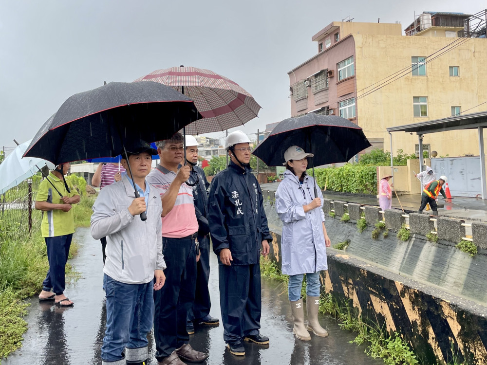 豪雨釀林園排水旁之道路塌陷！農水署高雄管理處灌漿搶修