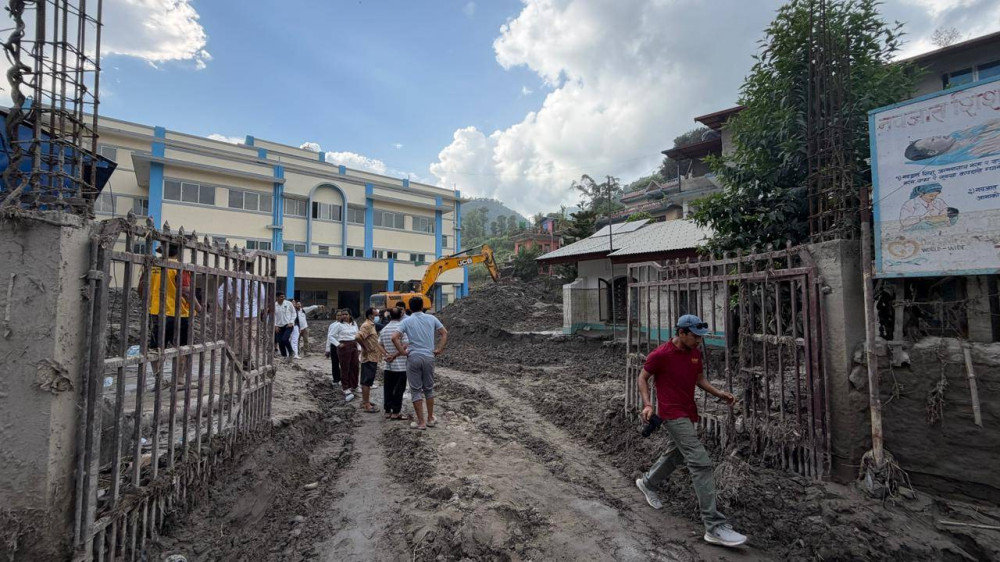 尼泊爾災區滿目泥濘 慈濟25人挺進達丁縣義診、發物資助百戶