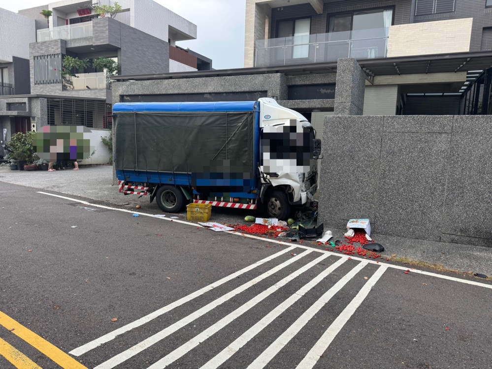 「佳冬」驚悚自撞！小貨車突失控「逆向撞牆」駕駛搶救仍宣告不治