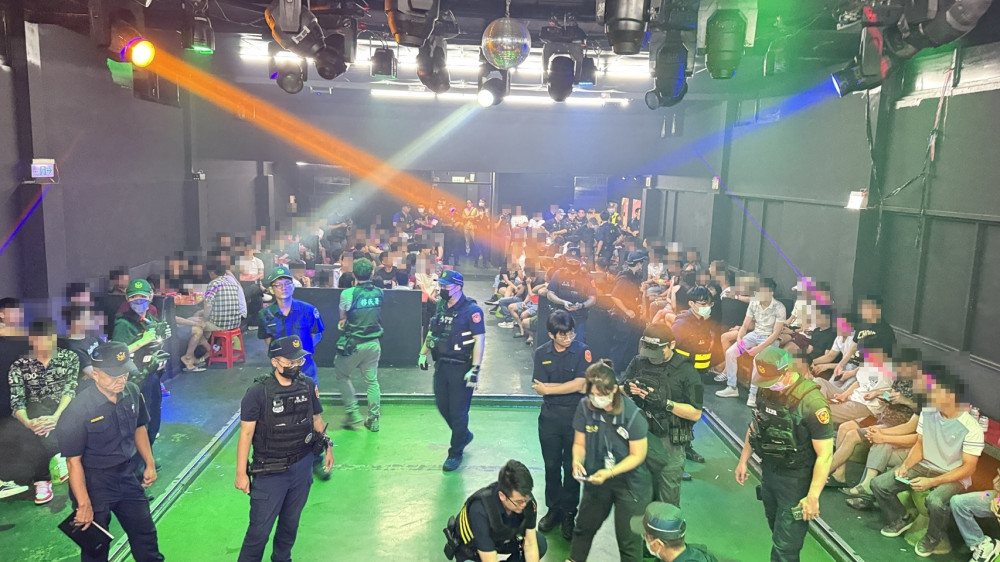 林園警舞廳深夜聯合臨檢揪毒品　21失聯移工、1通緝犯落網