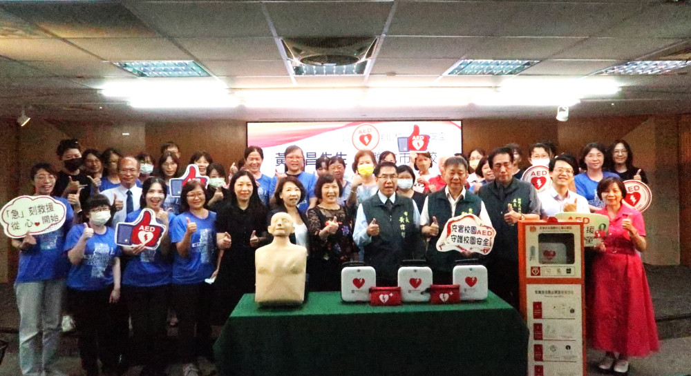 40套AED進駐臺南38校　黃偉哲：打造校園與社區即時救命防線