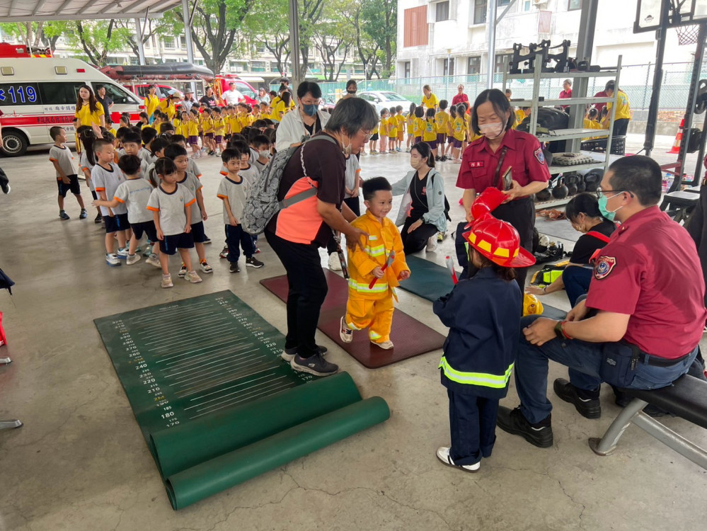 幼童化身小小消防員！高雄楠梓消防體驗營闖關學防災