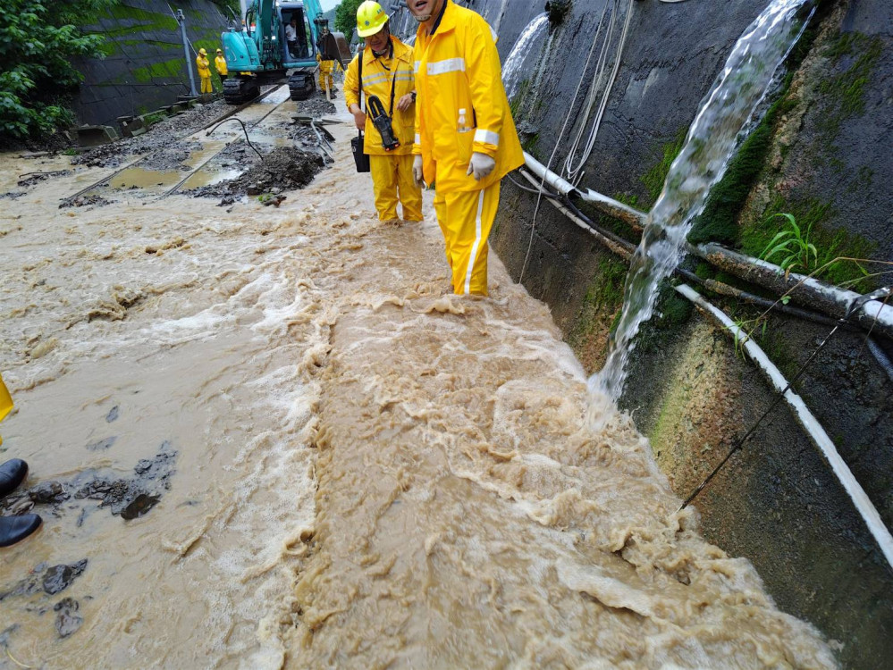 即時|南迴線土石流加劇！臺鐵宣布今24時前列車停駛　旅客退票免手續費