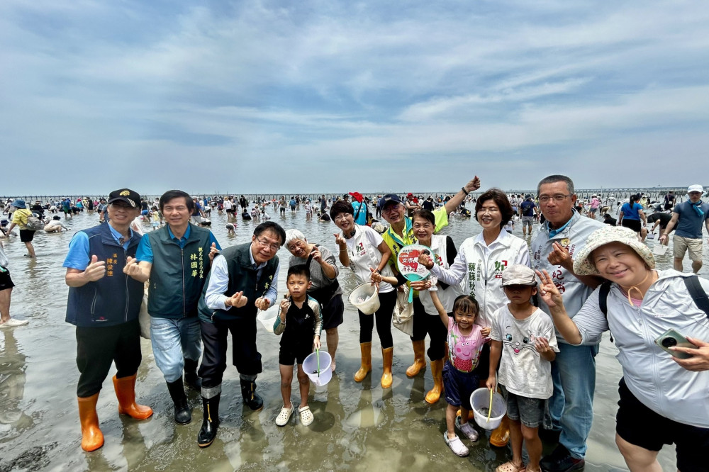 七股海鮮節開幕！2千人下水挖文蛤　體驗濱海漁村樂趣