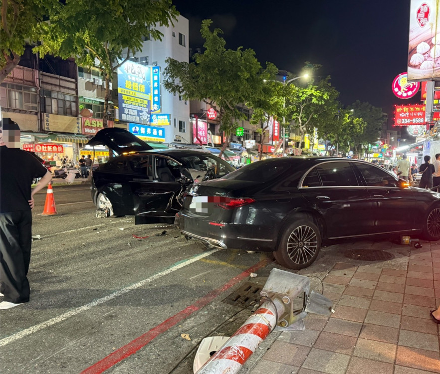 三多二路口車禍！男駕車暴衝波及多車變電箱倒塌釀三傷
