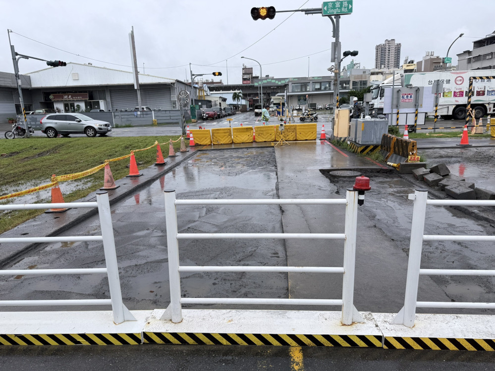 連日豪雨沖刷釀仁武京文街路面下陷　水利局緊急完成灌漿防護