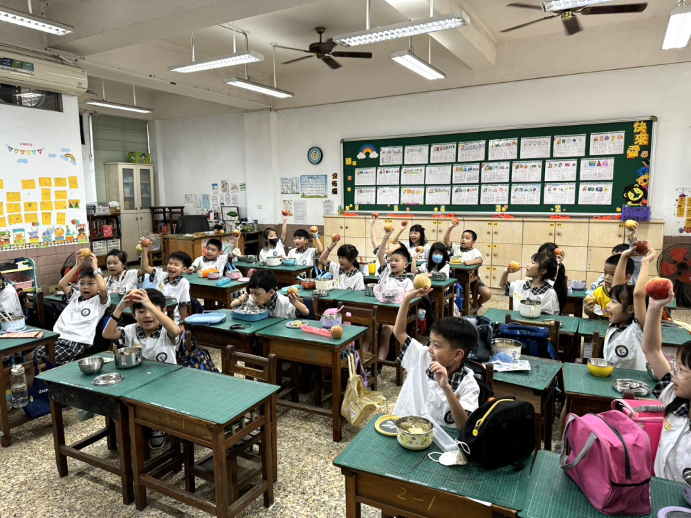 開學吃什麼？臺南校園午餐升級　「8果6乳」加碼在地食材