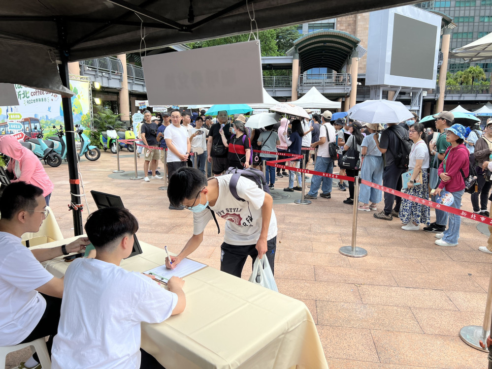 「新北 Coffee Day」首日人氣旺！搭大眾運輸領咖啡券、看棒球響應無車日