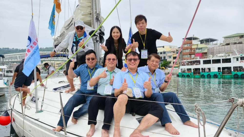 雄大會首創「海上開會」！11校校友登帆船揚帆亞灣　會旗迎風飄揚