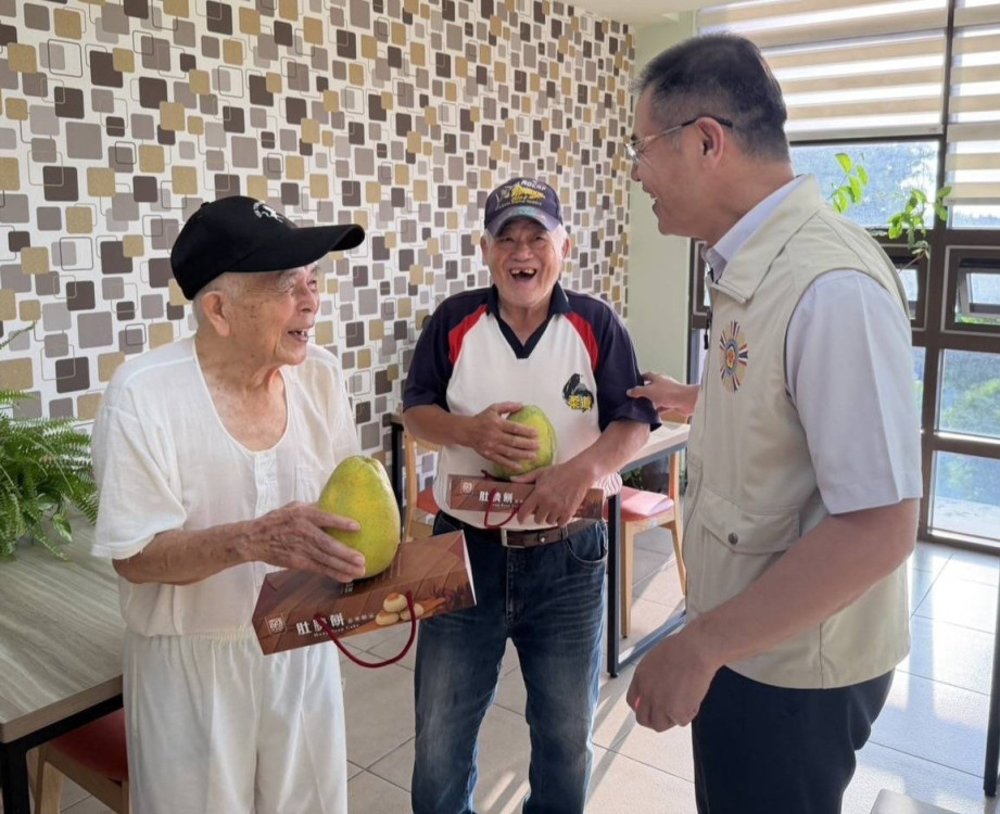 苗栗榮服處溫馨關懷榮家住民長輩賀佳節