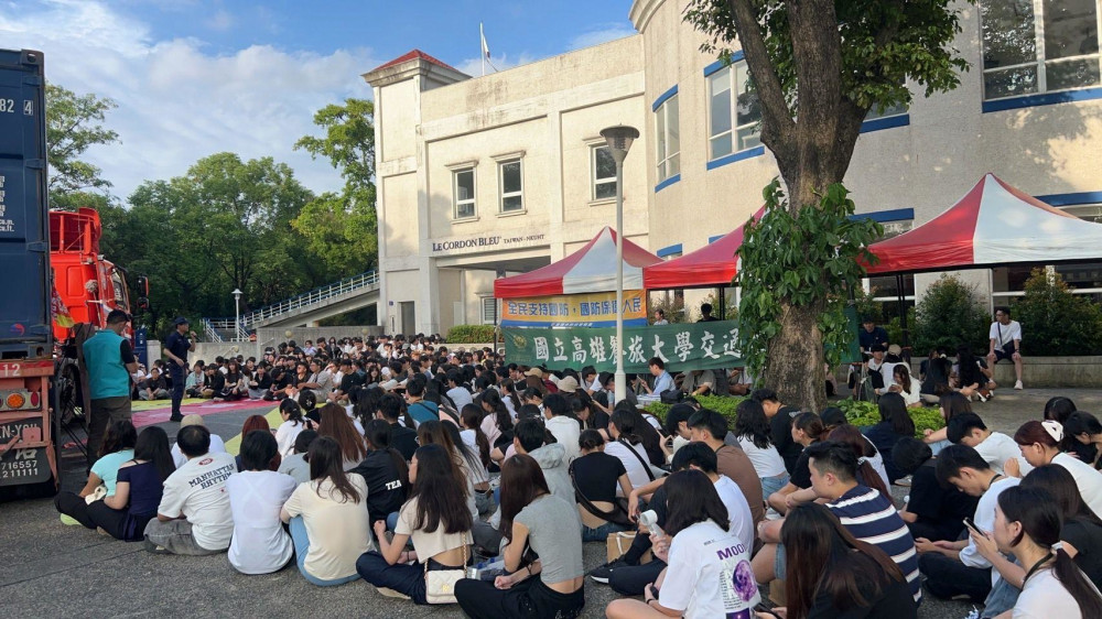 交通安全月開跑！高雄市區監理所聯手小港警、高餐大新生實戰體驗內輪差