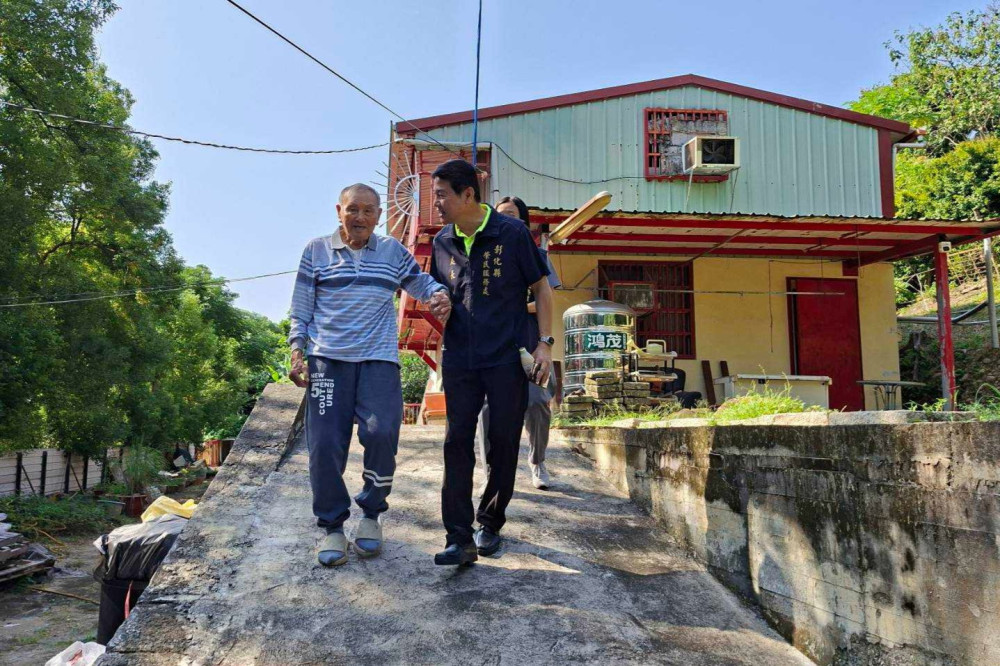 1盒月餅傳心意 榮服處中秋前走訪榮民眷送暖