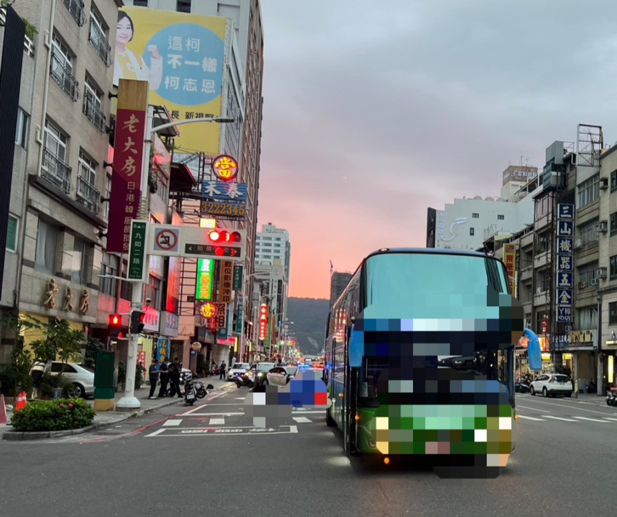 九如二路車禍釀悲劇　女騎士遭遊覽車當場輾斃