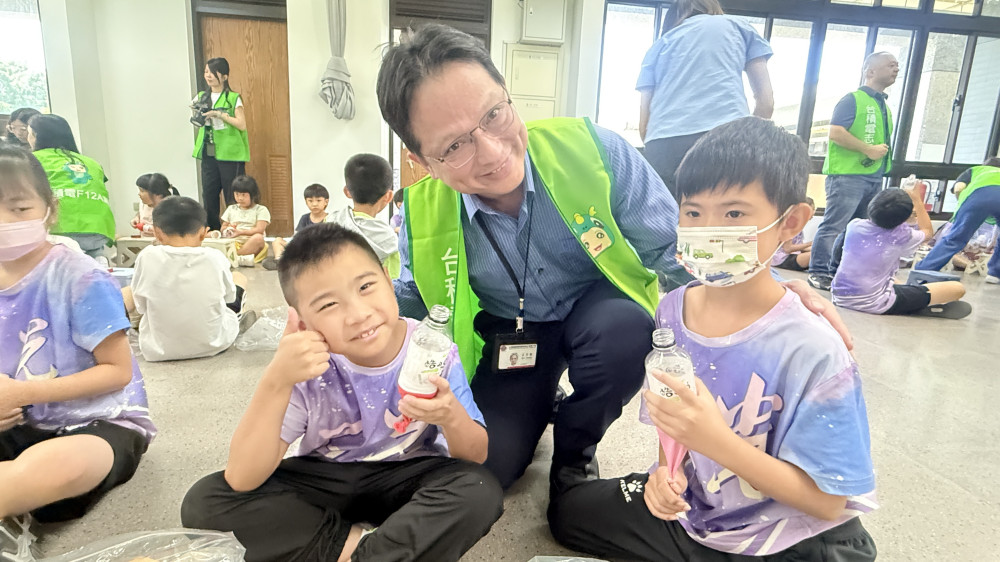 親手送中秋祝福到學童手中　台積電F12A認捐近1200盒喜憨兒月餅送愛部落小學