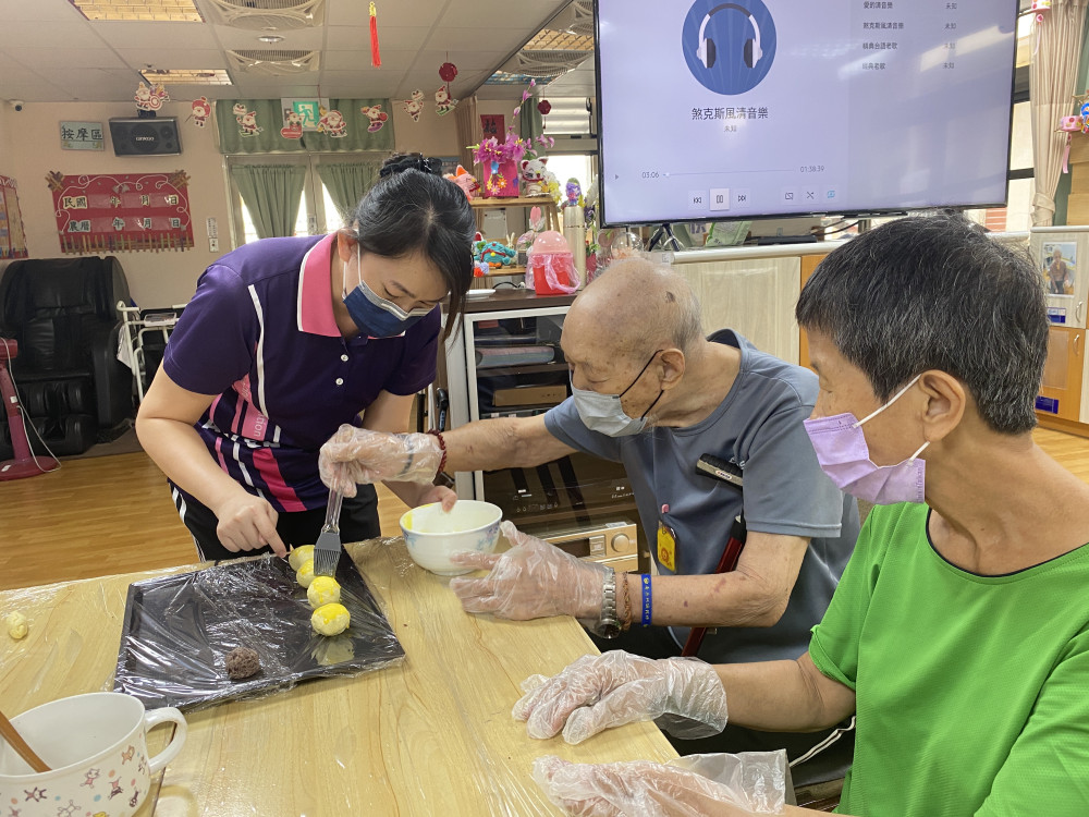 巧手酥心佳節同慶  日照中心帶長輩手作蛋黃酥