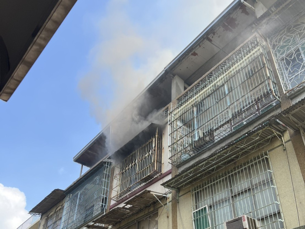 前鎮住宅驚傳火警！3樓冒濃煙　63歲婦人命喪火窟