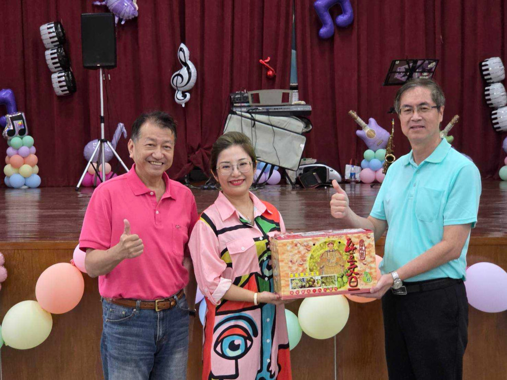 真善美及外交兩協會致贈屏東榮家慰問金及柚子慶中秋